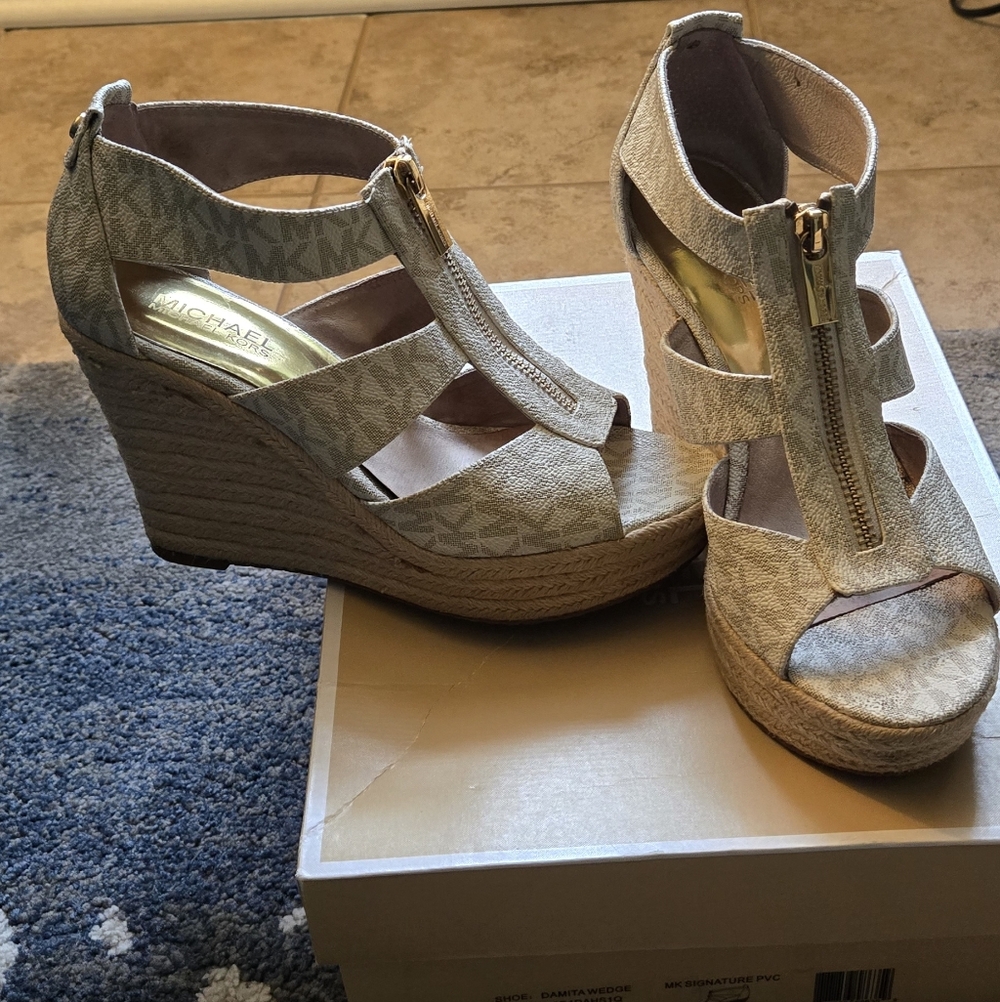 Michael Kors Damita Wedge Sandals Size 7 Minie Logo Vanilla Plataforms - Picture 9 of 11